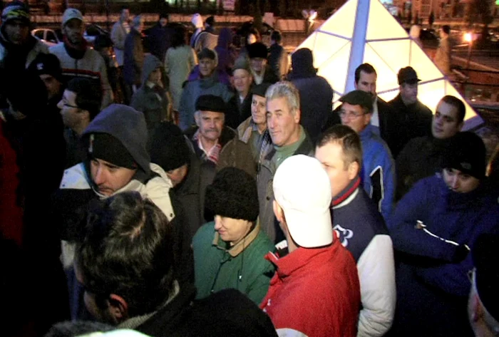 Oamenii au stat la coadă pentru a-şi depune dosarele.