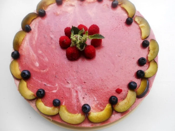 
    Tort cu prune şi mentă  