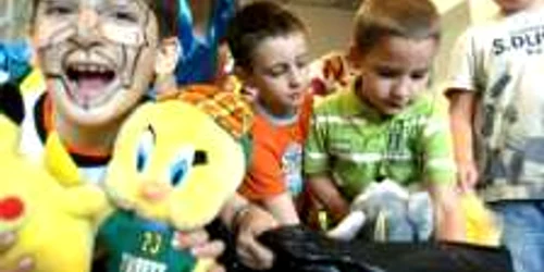 Sute de copii vor primi la finalul verii jucării din donaţiile altor pici