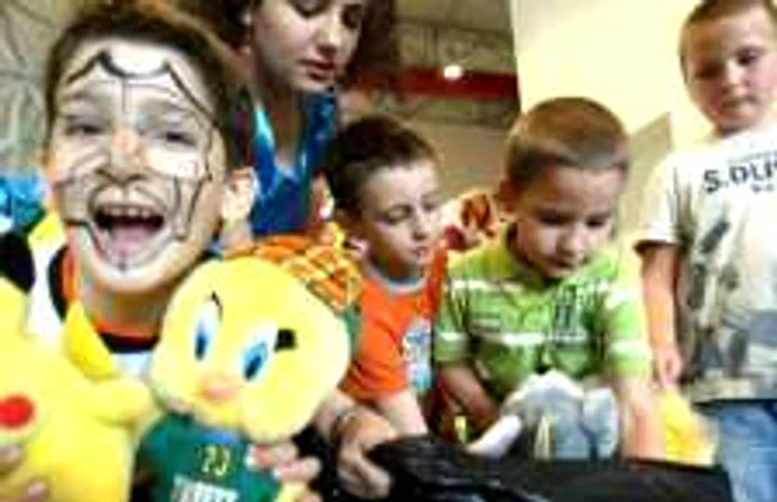 Sute de copii vor primi la finalul verii jucării din donaţiile altor pici