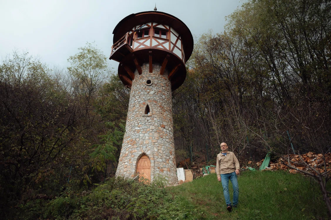 Peter Šimkanin, în fața turnului său, inspirat din cel al lui Rapunzel din O poveste încâlcită