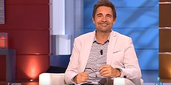 un prezentator tv certat in direct de mama sa 