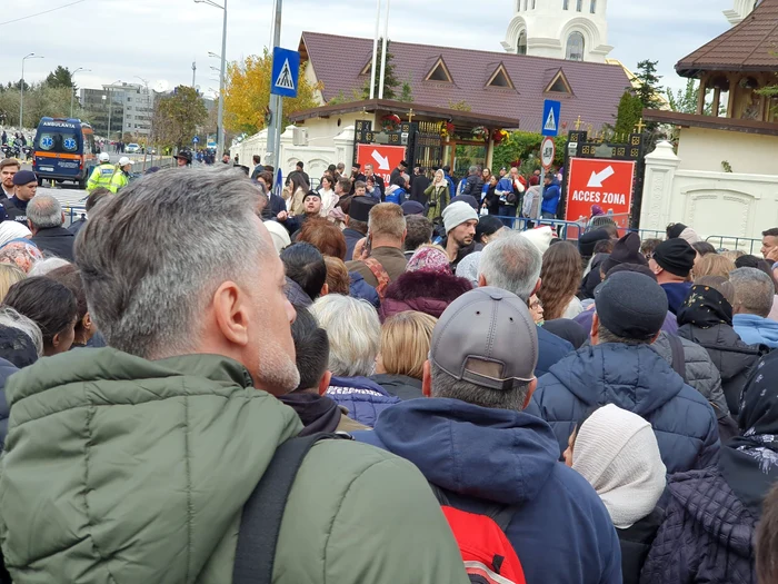 Oamenii așteaptă la coadă ore întregi / foto: click
