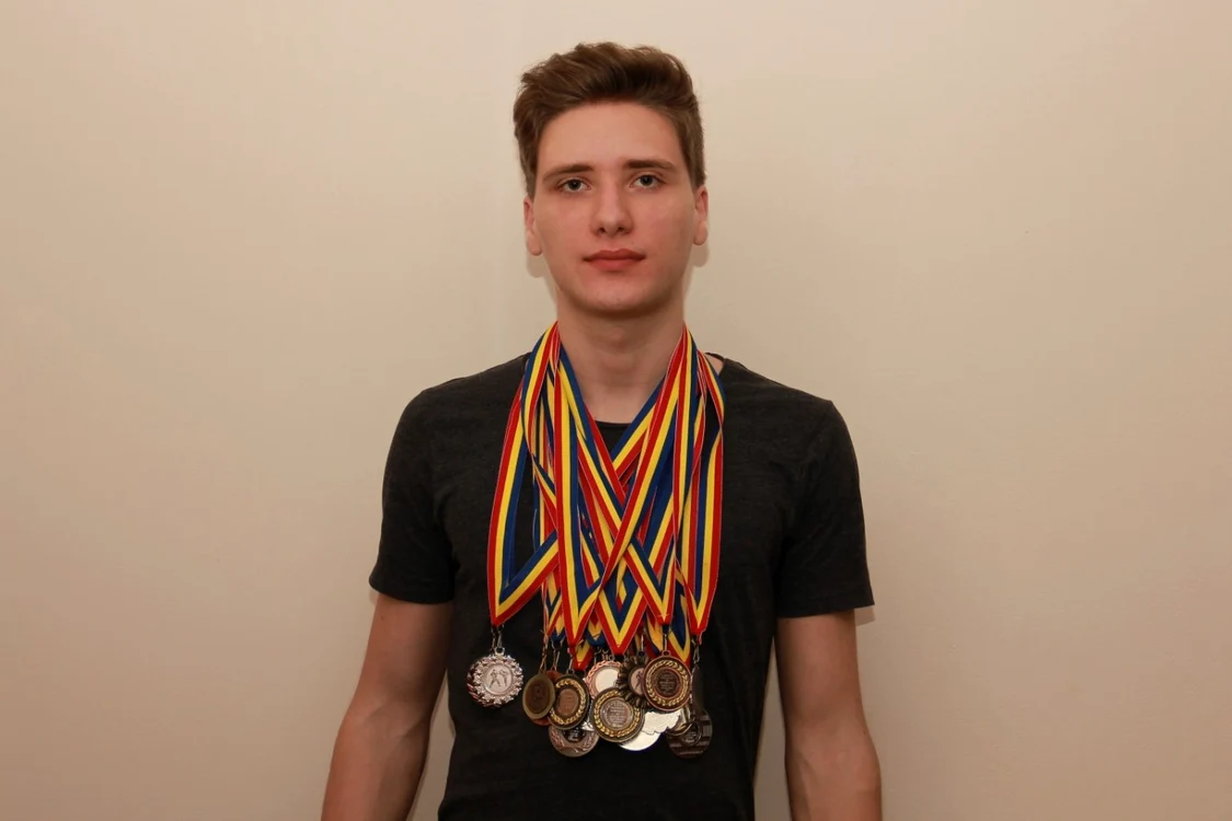 Elevul din Galaţi a câştigat 11 medalii la olimpiadele naţionale Foto: Dragoş Homner