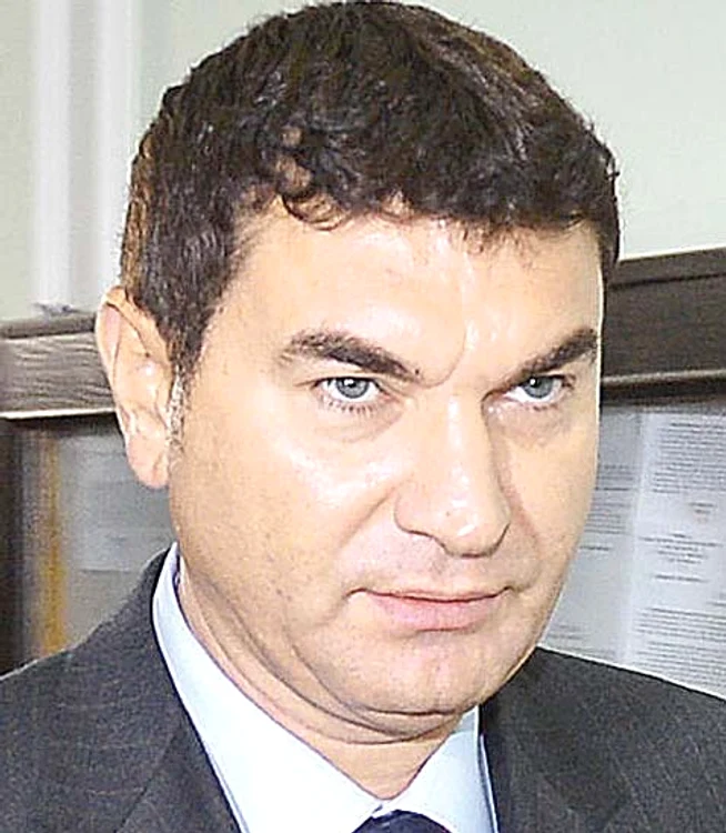 Cristi Borcea i-a dat  Valentinei un plic cu acte