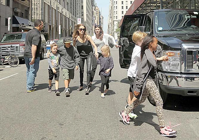 
    Nu mai face  faţă cu o  singură bonăfoto: Guliver/splashnews  