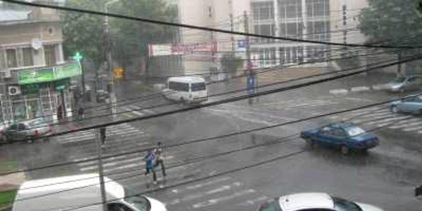 Brăilenii au fost luaţi prin surprindere de furtună