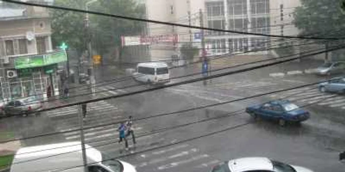 Brăilenii au fost luaţi prin surprindere de furtună