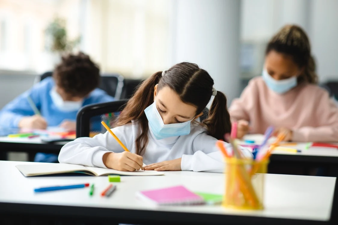 Copii la şcoală cu măşti FOTO Shutterstock