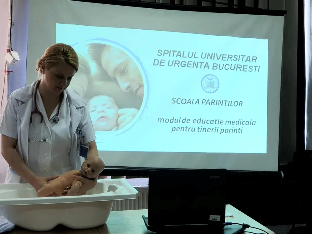 
    Dr. Adriana Dan, șeful Secției de Neonatologie a Spitalului Universitar din București le explică cursanților cum se spală un nou-născutfoto: Click!  