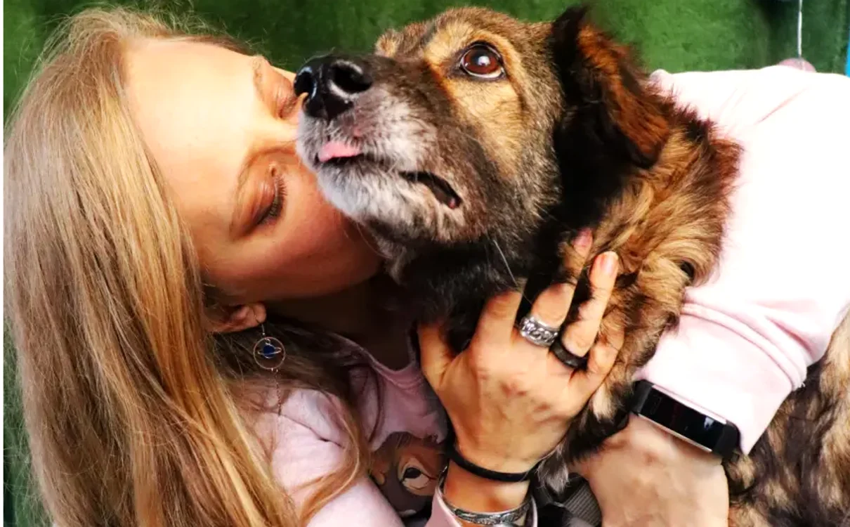 Laura Fincu și Sache, câinele care a creat în România primul Spital Veterinar Social 