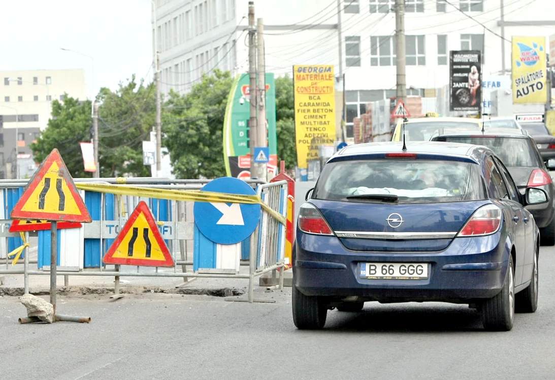 Această lucrare de pe Şos. Fundeni, nesemnalizată din vreme, poate provoca oricând accidente în lanţ