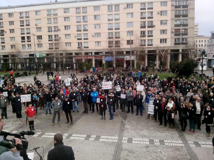 Manifestanţii şi-au strigat paşnic nemulţumirea în legătură cu tăierea teilor din centrul Iaşiului FOTO Adevărul