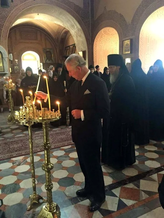 Charles a aprins lumânări în biserică și s-a rugat