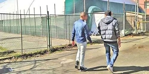 Trei elevi din Craiova au turnat un film XXX pe terenul de sport al Liceului Henri Coandă