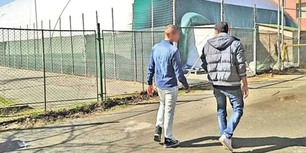 Trei elevi din Craiova au turnat un film XXX pe terenul de sport al Liceului Henri Coandă