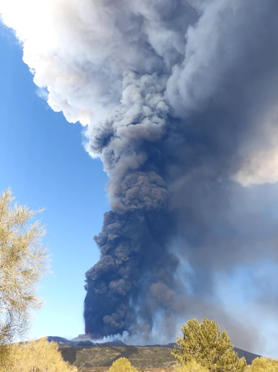 Etna, cu o suprafaţă de 1.250 km2 şi care are o altitudine de 3.357 de metri, este cel mai înalt vulcan activ din Europa Foto: Twitter