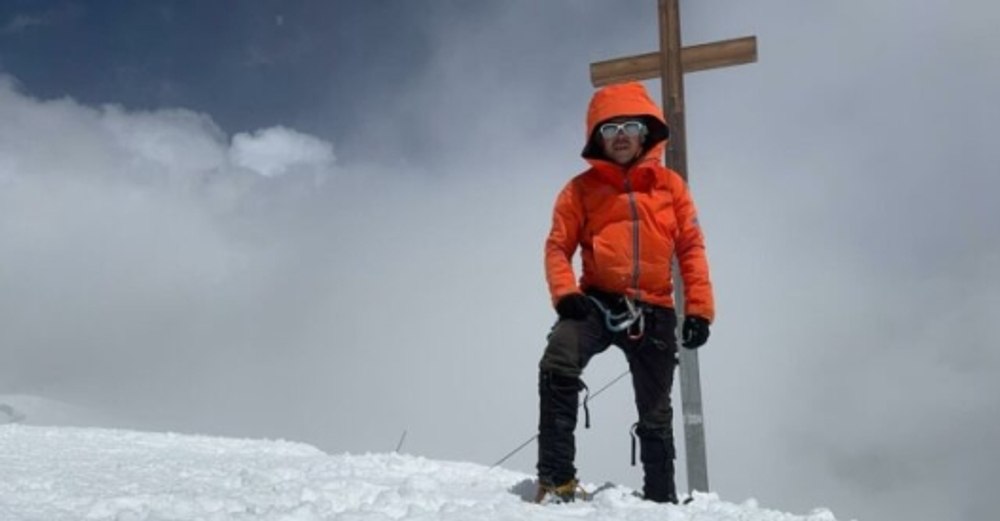 Tragedie pe Pik Pobeda, cel mai înalt vârf din Munții Tian Shan. Un italian și-a pierdut viața după ce a vrut să salveze o rusoaică rănită