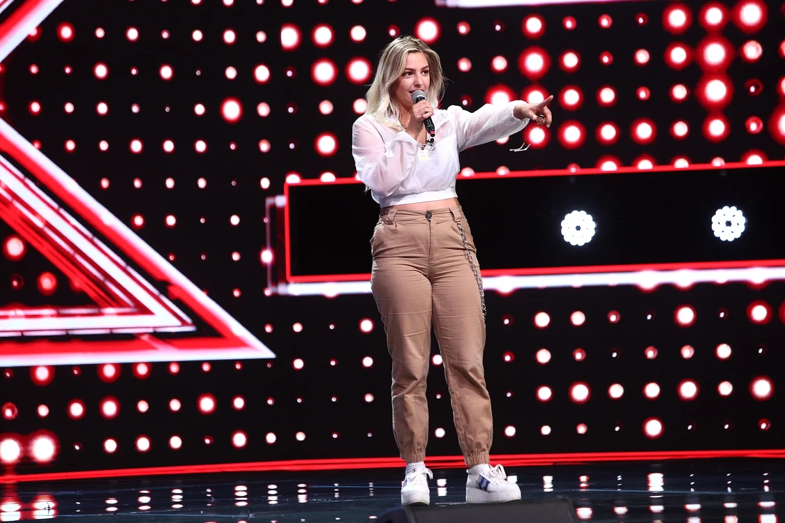 
    Katarina Dyer, fiica vitregă a lui Andrei Gheorghe, pe scena X FactorFoto: Antena 1  