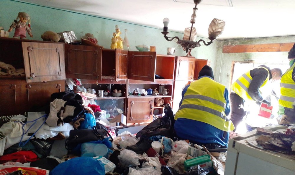Tone de deșeuri, scoase dintr-un apartament din Baia Mare. Două femei, evacuate odată cu deșeurile