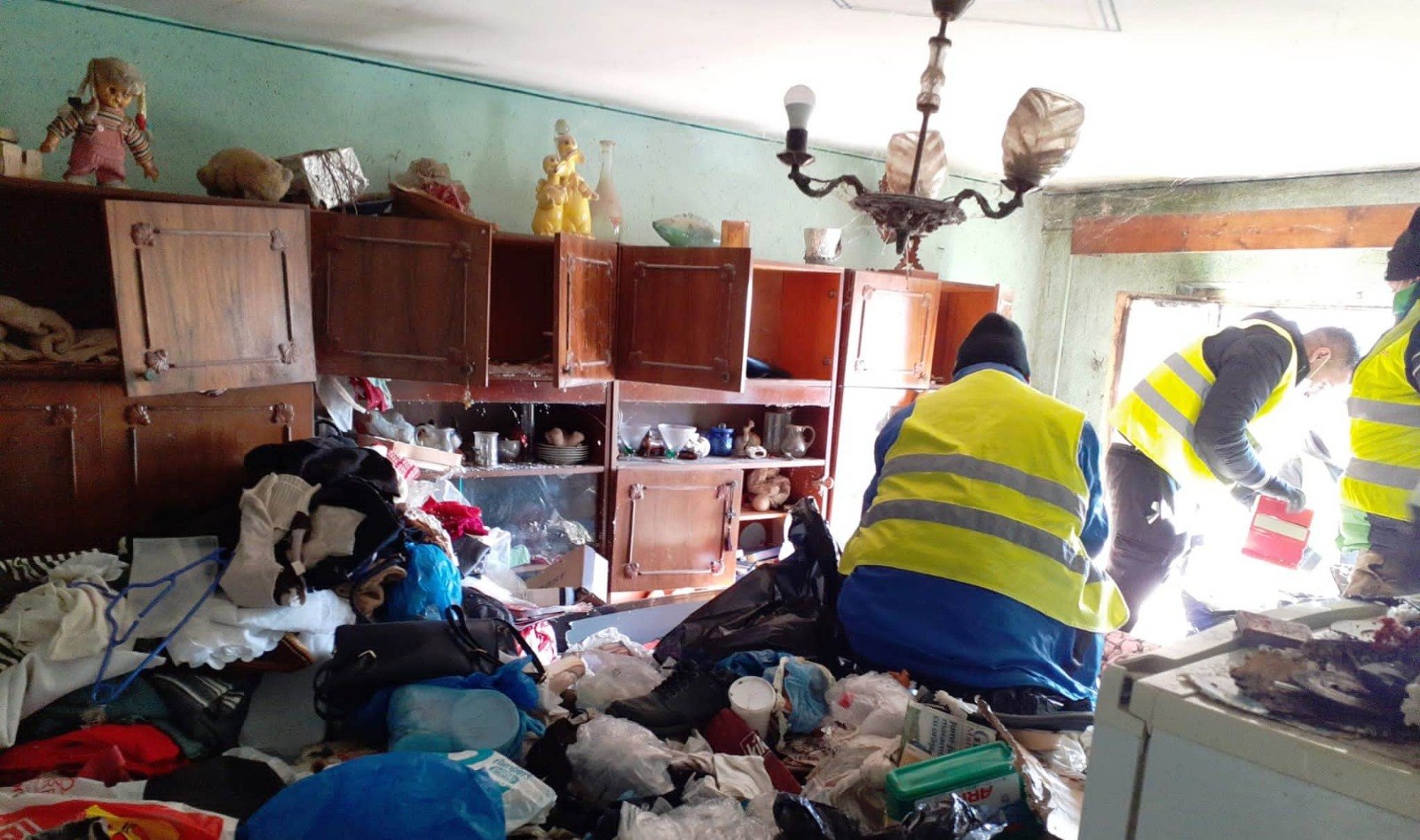 Ton de gunoi, scos dintr-un apartament din Baia Mare. Două femei evacuate odată cu gunoiul.