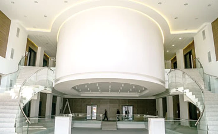 Clădirea impresionează încă de la intrare