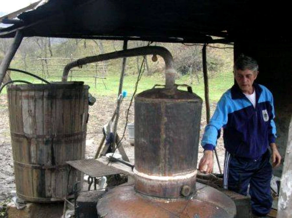Un ieşean s-a ars după ce cazanul în care fierbea ţuica a explodat FOTO Arhivă