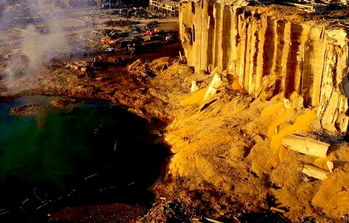 Explozia de la Beirut provocată de azotatul de amoniu depozitat în condiții improprii a dus la formarea unui crater uriaș 