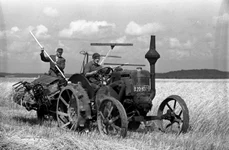 Tractor german fabricat în perioada interbelică (© Bundesarchiv, Bild183-R0210-336 / CC-BY-SA 3.0)