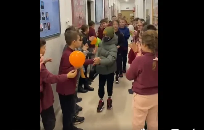 Cum a fost primit de colegi un copil bolnav de cancer, revenit la școală după o perioadă grea de tratamente