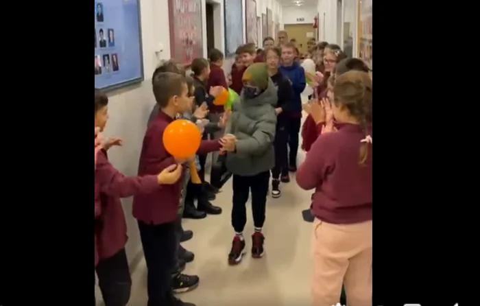 Cezar a fost întâmpinat cu urale și baloane. FOTO captură video FB Emanuel Ungureanu.