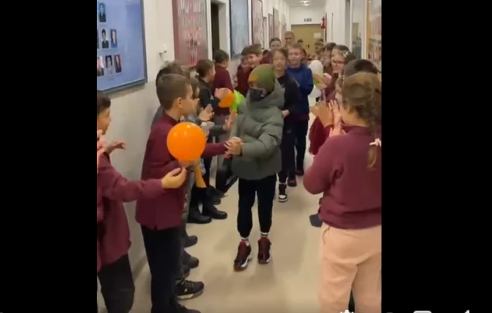 Cum a fost primit de colegi un copil bolnav de cancer, revenit la școală după o perioadă grea de tratamente