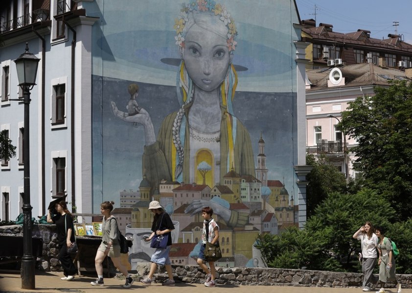 Ofițerii ucraineni care opresc bărbații pe străzile din Kiev în vederea mobilizării, întâmpinați cu ostilitate: „Este foarte dificil emoțional”