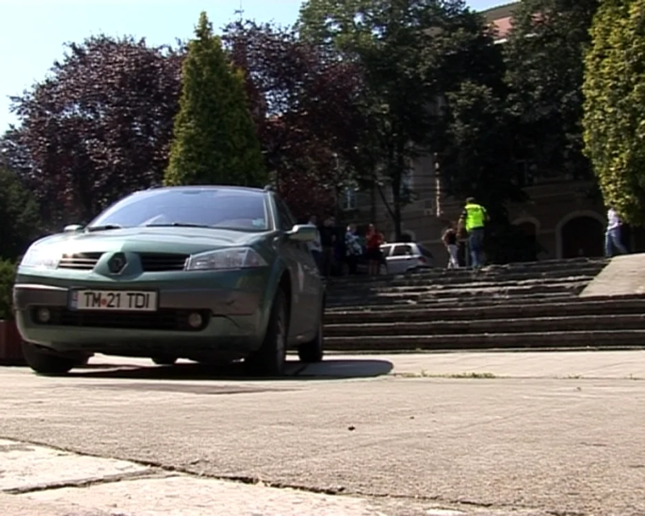 
    Femeia a fost accidentată de propria maşină la care nu a tras frâna de mână. Autoturismul a coborât peste scări!  