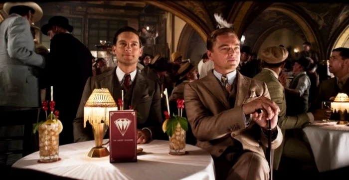 Scenă din „Marele Gatsby“ cu Leonardo DiCaprio (dreapta) şi Tobie Maguire (stânga) FOTO Outnow.ch