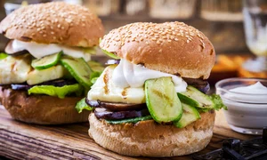 Burger vegetarian  Sursa imagine shutterstock 517171291 jpg
