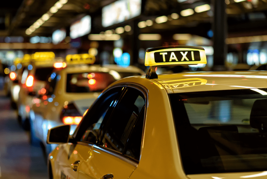 Un bărbat și-a înjunghiat iubita în gât, într-un taxi. Femeia este în stare gravă