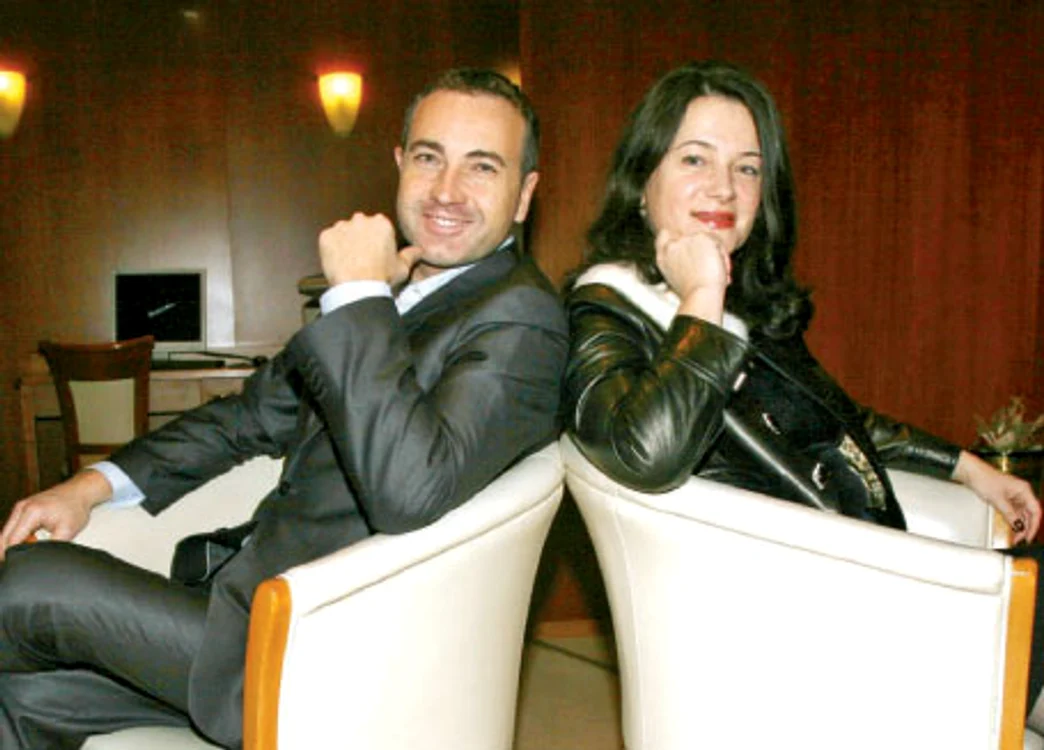 Joel şi Angela lucrează împreună la un documentar despre nevestele dictatorilor, printre care şi Elena Ceauşescu