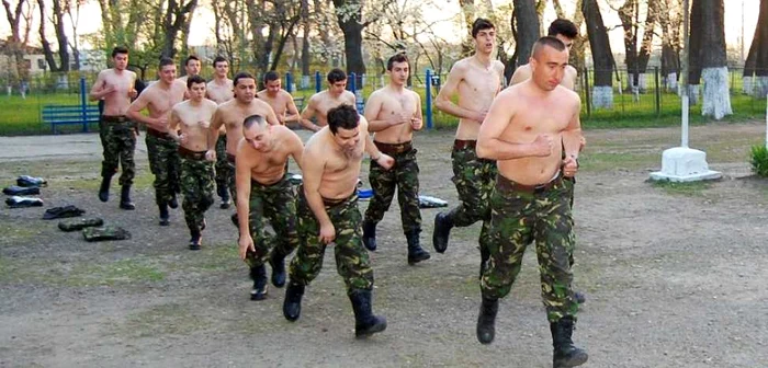Cei 13 recruţi de ocazie au executat programul de înviorare ca la manual FOTO: Adevărul.ro