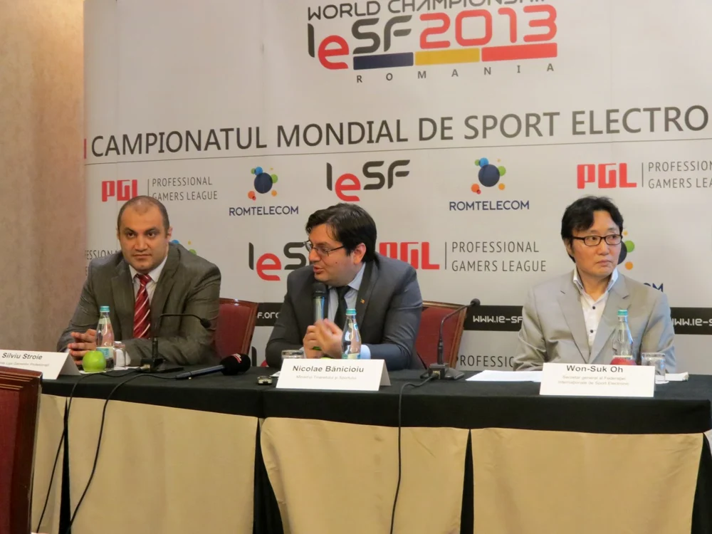 Conferinţa de presă în care a fost anunţată organizarea Campionatului Mondial de Sport Electronic, cu ministrul Nicolae Bănicioiu în centru