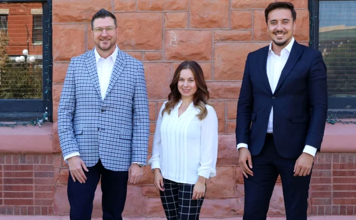 Denis Tudor (dreapta) alături de Russell DeSalvo, CEO la PuebloPlex şi Kari Gonzales, Acting CEO şi preşedinte TTCI