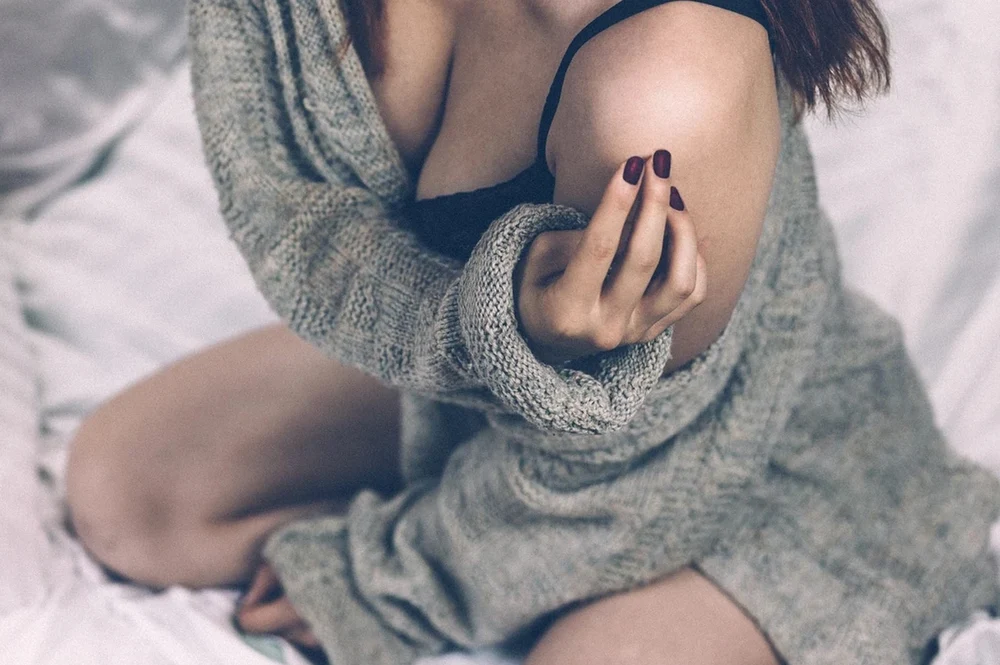 Minoră exploatată sexual prin metoda „loverboy”, bătută și obligată să consume droguri