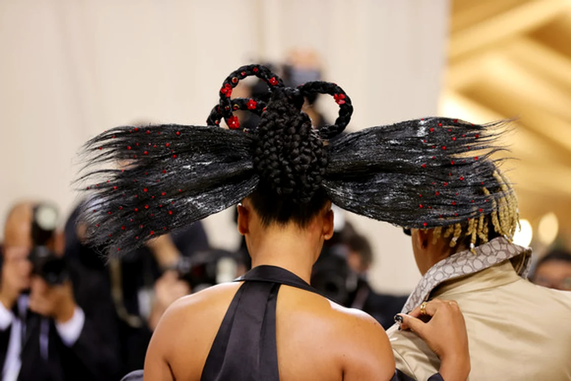 
    Coafura lui Naomi Osaka, o combinație inedită între sofisticatul coc japonez și felul relaxat în care leaga eșarfele femeile din Haitifoto: Getty Images  