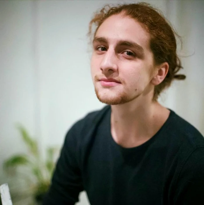 Carol Ionescu avea 17 ani când tatăl său, actorul Șerban Ionescu, a murit. Moștenește talentul celebrului său tată