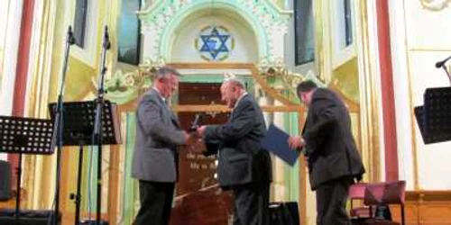 Primarul a primit distincii aseară