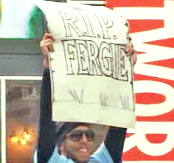 Nadia l-a învăţat pe prezentatorul emisiunii să stea în mâini