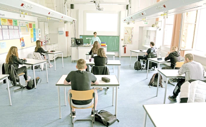 Copiii trebuie să stea în bănci la distanţe de 1,5 metri unul de celălalt