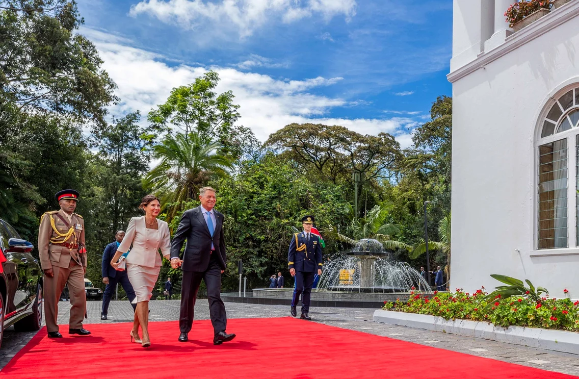 Carmen Iohannis și Klaus Iohannis, primiți la Nairobi, Kenya de președintele William Ruto și Mama Rachel Ruto. Foto: Administrația prezidențială