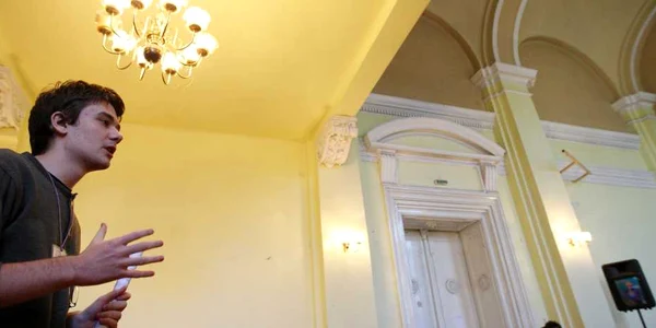Tinerii care se califică au şansa să vorbească în faţa altor tineri de vârsta lor