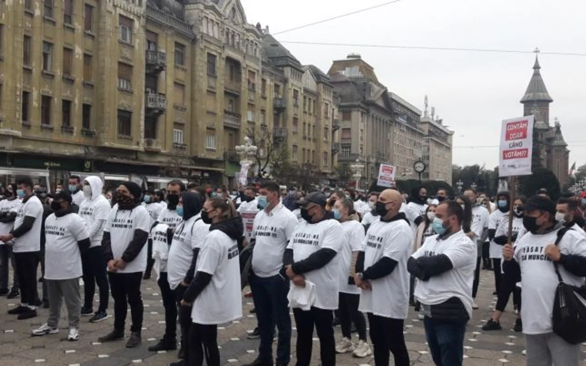 Angajaţii din industria HORECA au ieşit în stradă la Timişoara FOTO Both